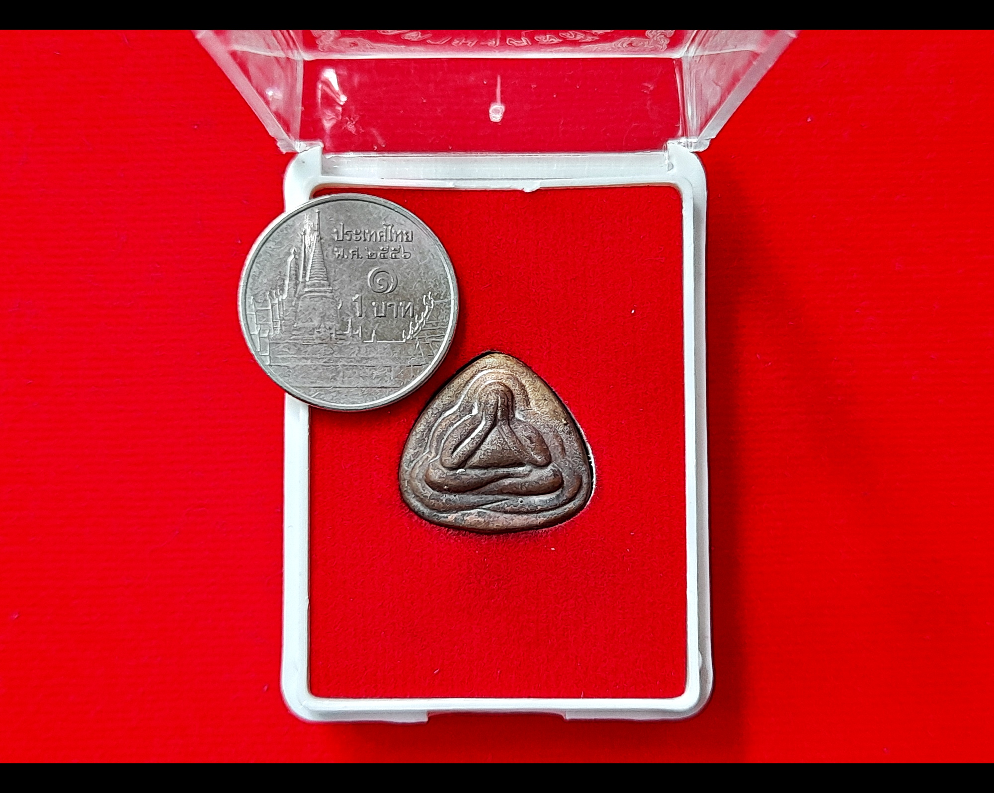 พระปิดตา (พิมพ์หลวงปู่ศุข วัดปากคลองมะข่ามเฒ่า) (หลัง ตอกโค็ดใบโพธิ์) เนื้อโลหะชนวน อุดบรรจุกริ่ง + ตะกรุด เนื้อชินตะกั่ว ถักเชือก ปี2553 #รับประกันแท้และทัน - ปลุกเสกโดย (หลวงปู่เก๋ วัดปากน้ำ / หลวงพ่อเพี้ยน วัดเกริ่นกฐิน / หลวงพ่อพูล วัดไผ่ล้อม / หลวงพ่