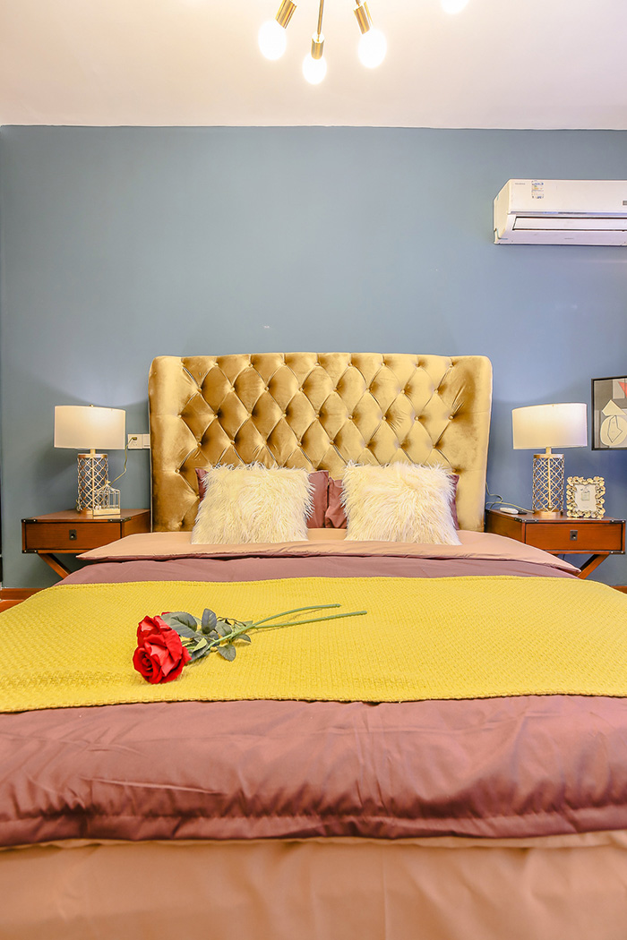 โคมไฟตั้งโต๊ะโป๊ะผ้าสีขาวฐานโลหะเหล็กสีทองฉลุลายสไตล์โมเดิร์น Luxury [AM-3870]