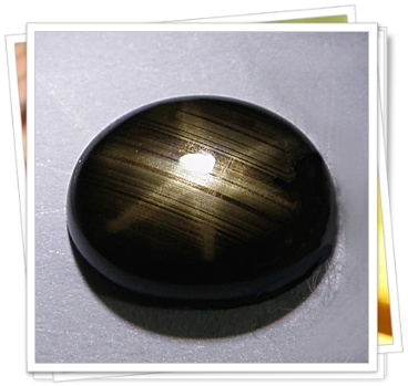 Black Star Sapphire รูปไข่หลังเบี้ย หนัก 4.26 กะรัต ขนาดตามใบเซอร์ 9.08x10.96x3.41 มิล ส่องกับแสงอาทิตย์จะมีขาสีทอง 6 ขา รูปร่างสวย ความโค้งนูนสวย