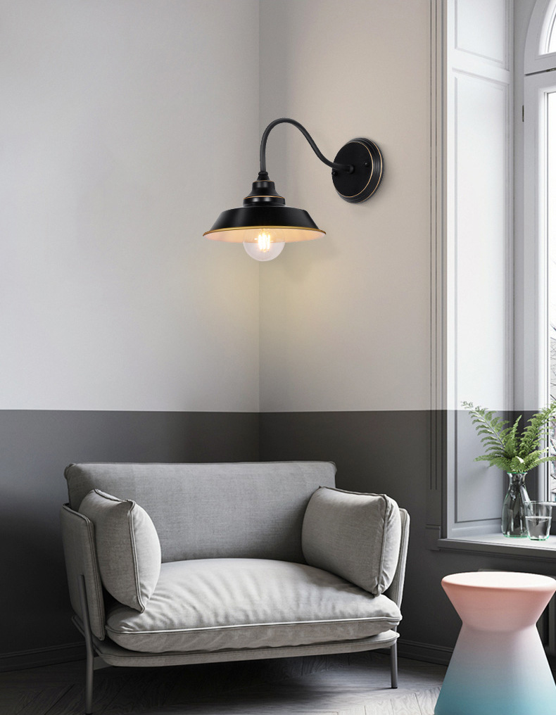 โคมไฟติดผนังก้านทรงโค้งสีทูโทนดำตัดทอง สไตล์ American Industrial [PT-01]