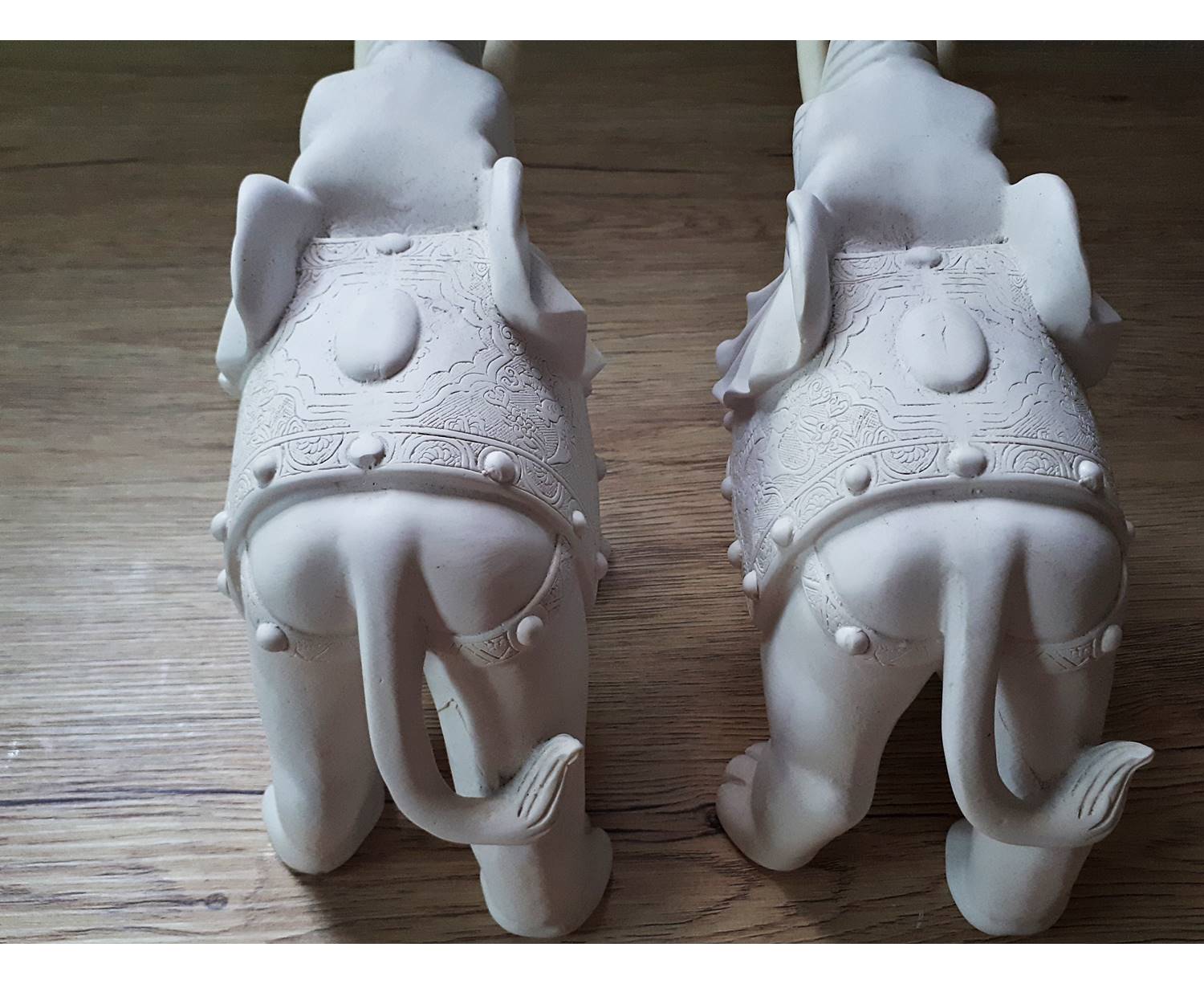 รูปปั้น ช้าง คู่ เนื้อเรซิ่น สีขาว สีงา (งาถอดได้) - (กว้าง8-10นิ้ว สูง6.5-10.5นิ้ว ลึก4นิ้ว) (ขายปลีก ขายส่ง)