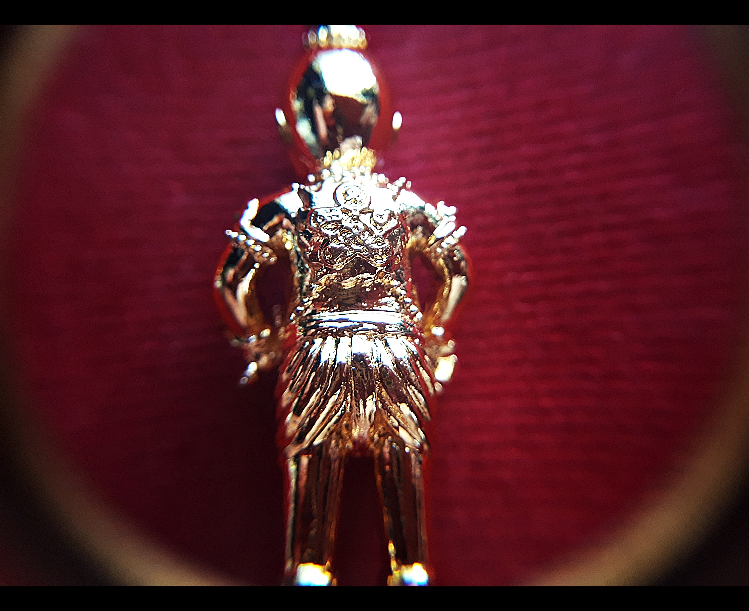 กุมารเทพ(ท่านอินทกะ) (ทรงอาวุธ ซ้าย-จักรนารายณ์ ขวา-ตรีพระอิศวร) เนื้อสำริด ชุบทองคำแท้ ฝังพลอย รุ่นพิทักษ์ ปี2559