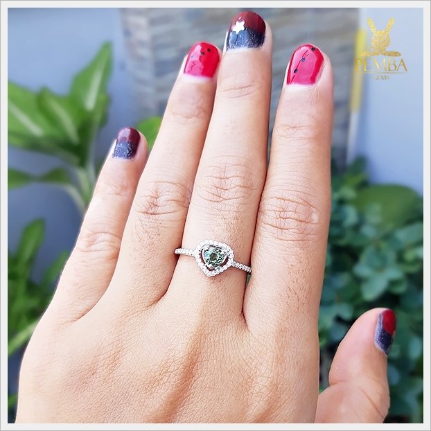 แหวนเขียวส่องแท้ เงินแท้ ชุบทองคำขาว ตัวเรือนดีไซน์รูปหัวใจสุดเก๋ แหวนพลอยแท้