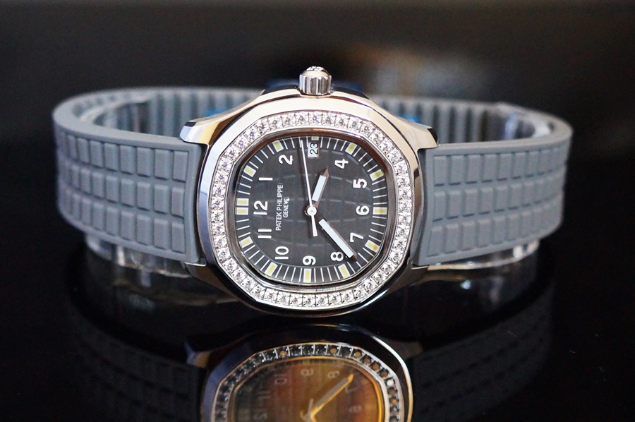 นาฬิกา Patek Philippe Aquanaut หน้าปัดดำ สายยางสีเทาฝังเพชร สวยอย่างมีสไตล์