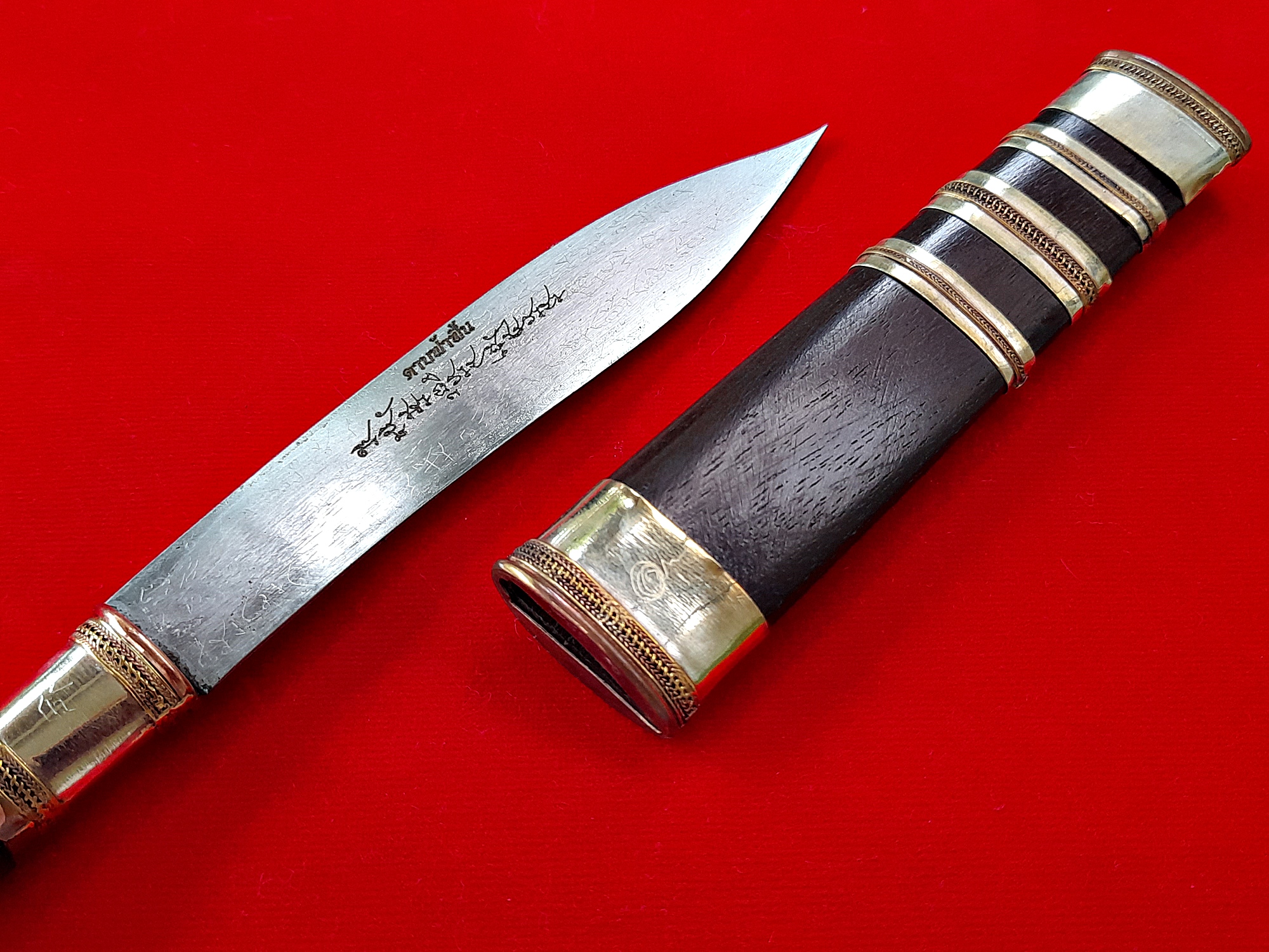 มีดหมอ ดาบฟ้าฝื้น ด้ามฝักเนื้อไม้มะค่า (บรรจุมวลสาร ตะกรุดเงิน ชนวน มหาสะท้อน มหาระงับ มหาจักรพรรดิ) (เล่มใหญ่ ยาว9นิ้วครึ่ง จัดสร้าง29เล่ม) ปี2564 #รับประกันแท้ - (รุ่นนี้ท่านทำให้พิเศษ)