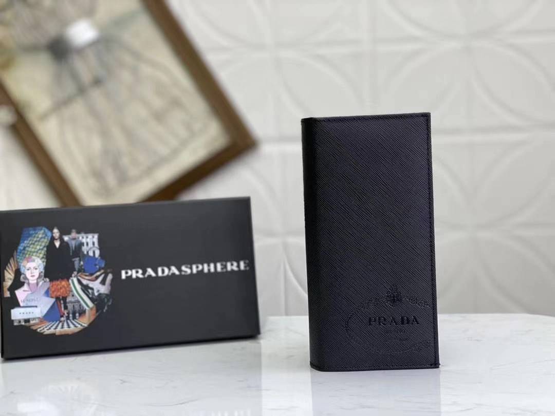 กระเป๋าสตางค์ pd saffiano vertical bi fold wallet สีดำ มีหลายลายกดดูเพิ่ม