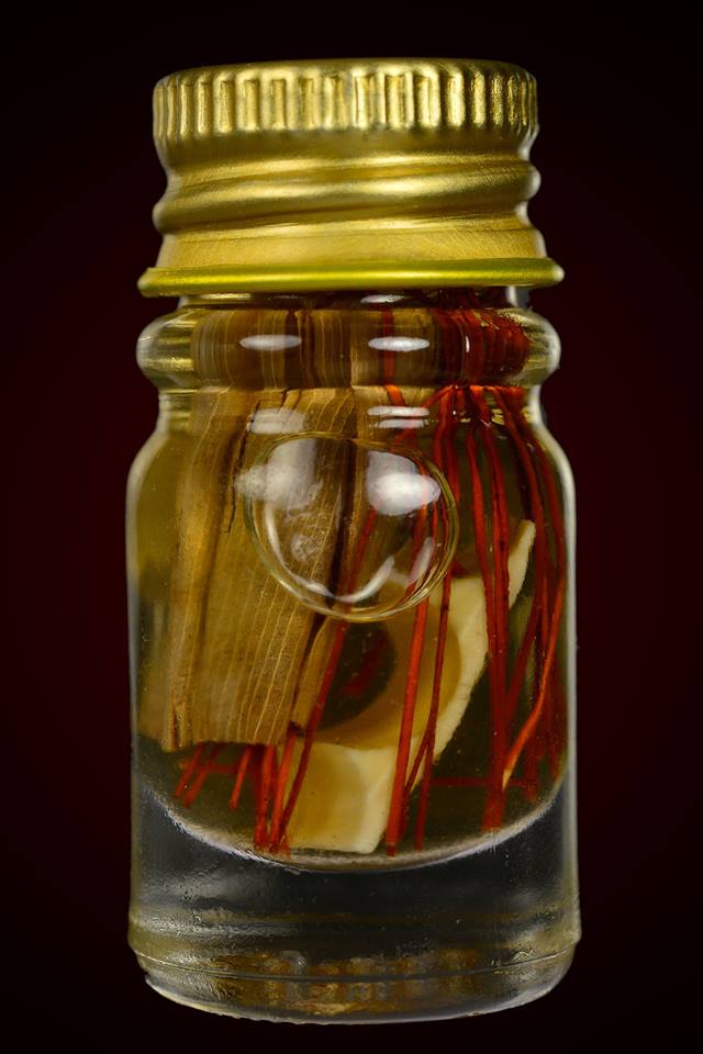 น้ำมันเสน่ห์จันทร์เพ็ญ ปลุกเสกคืนจันทร์เพ็ญ หลวงปู่ณรงค์ วัดมงคลนิมิต