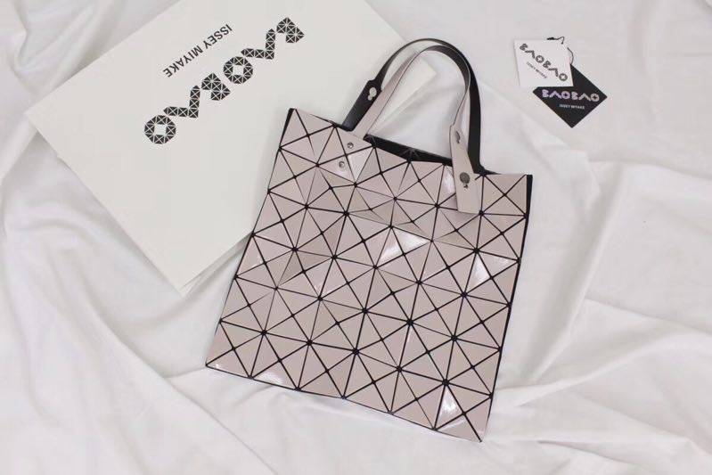 พร้อมส่ง กระเป๋า issey 6*6 มีหลายสีสอบถามได้ค่ะ