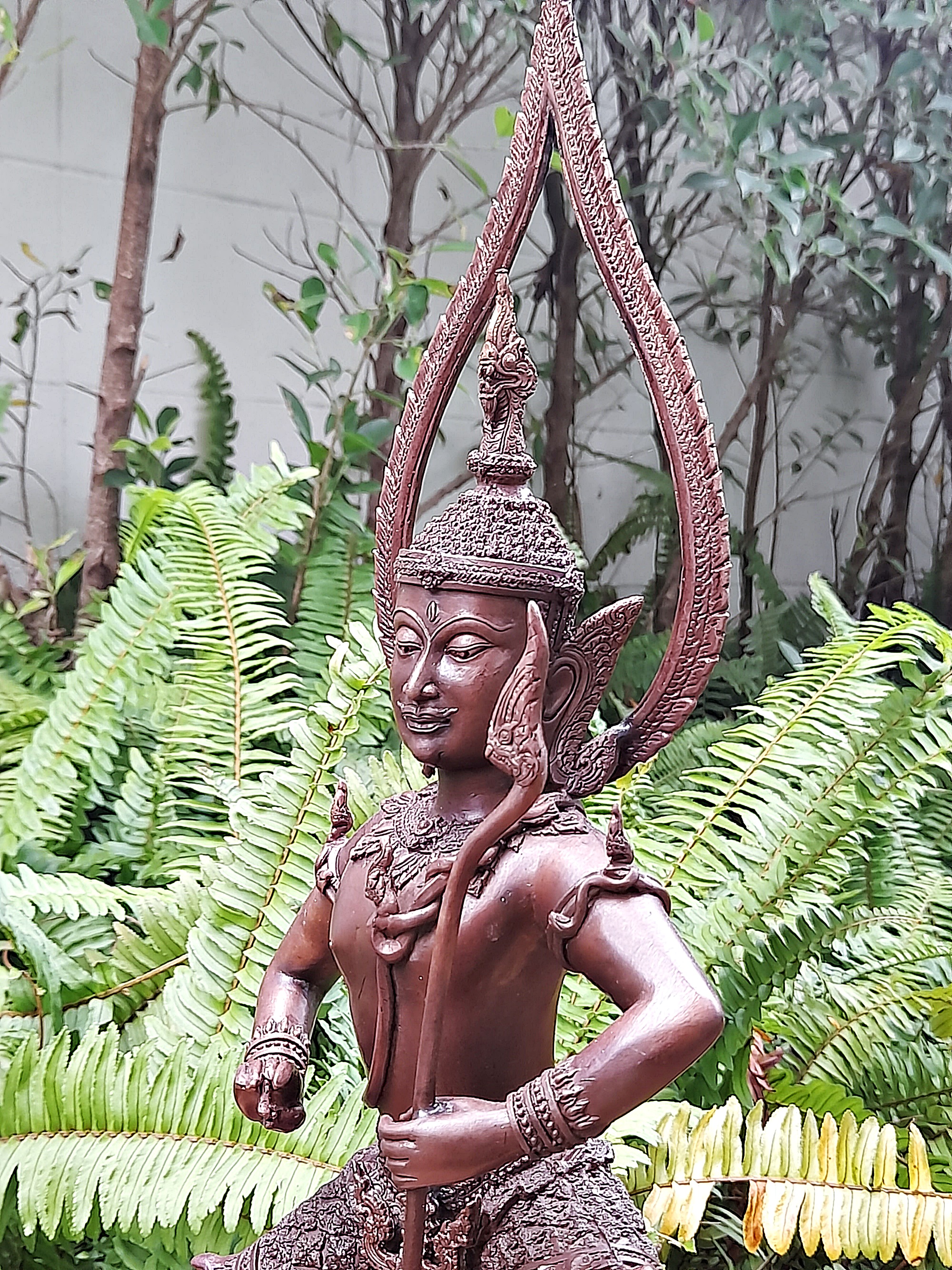 รูปหล่อ ท้าววิรูปักษ์ (อาวุธประจำกาย คันศรพญานาค+สังวารพญานาค ) ยืนประทับพญานาค (ผู้ปกครองและเป็นใหญ่ในเหล่าพญานาค มีบริวารเป็นเหล่าพญานาค) - (เทวดาระดับสูงชั้นจาตุมหาราชิกา มีตำแหน่งเป็น1ใน4 ของท้าวมหาราช) เนื้อทองเหลือง ผิวน้ำตาลเข้ม (ขนาดใหญ่ตั้งบูชา ส