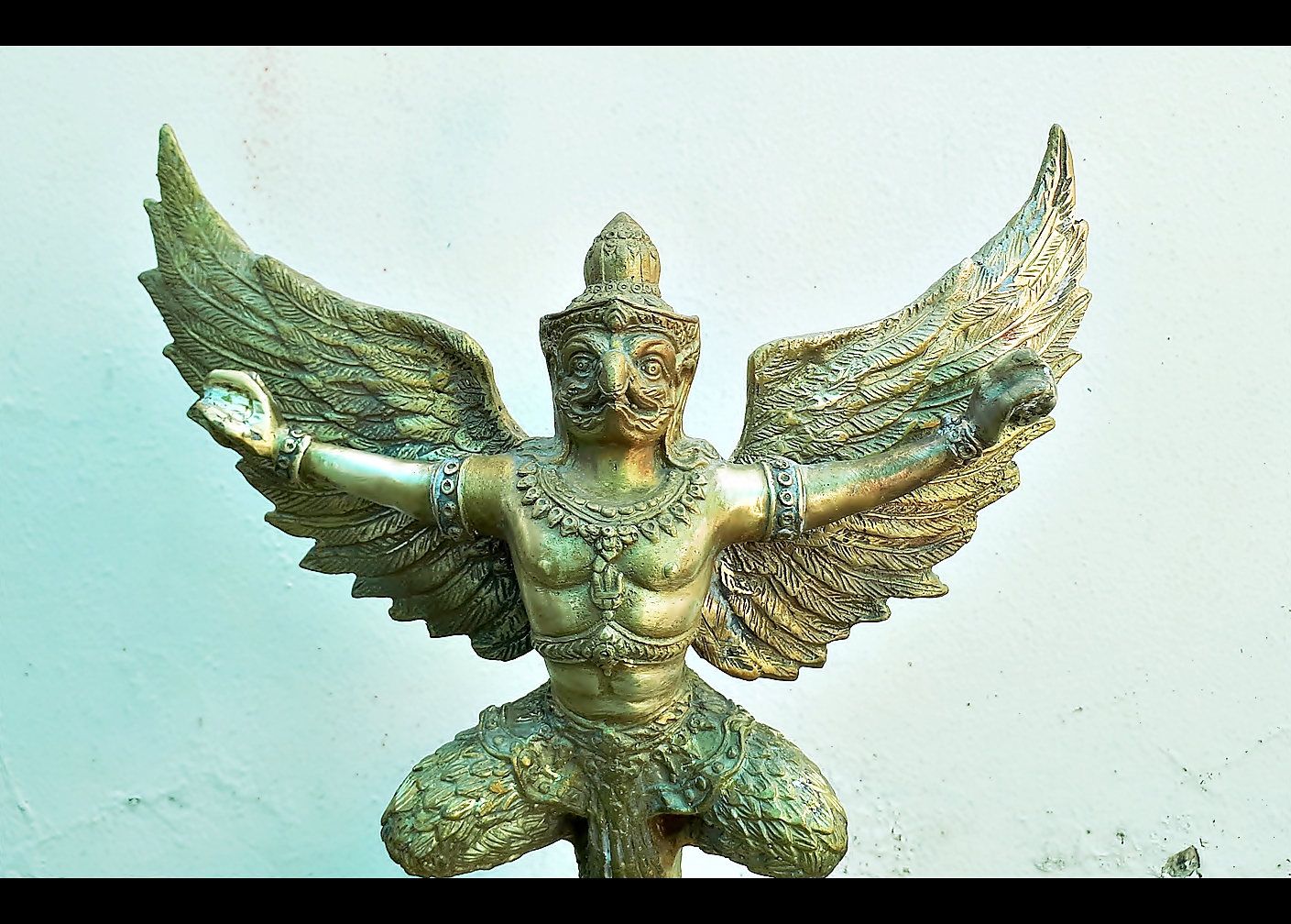 พญาครุฑ กางปีก นั่งบนกองเงินกองทอง เนื้อทองเหลือง (หล่อใหม่) (ขายปลีก ขายส่ง) (สูง16นิ้ว ปีกซ้ายถึงปีกขวา15นิ้ว ฐาน7นิ้ว)