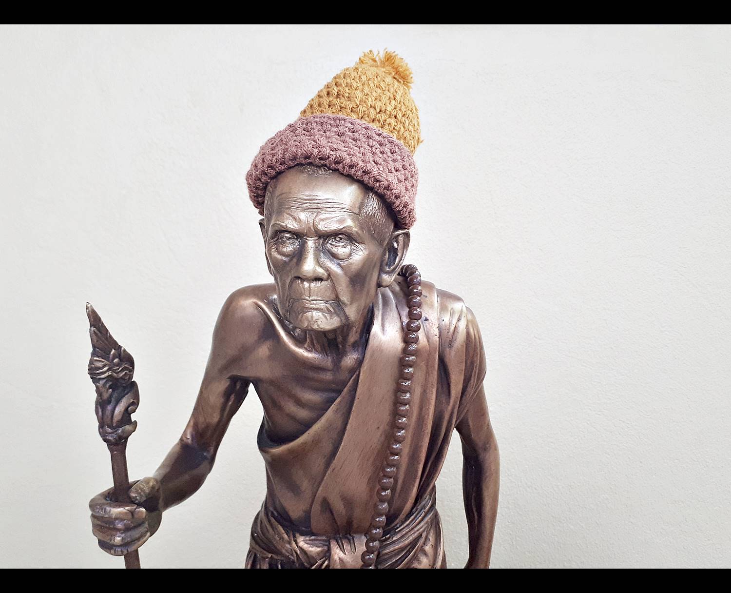 รูปหล่อ หลวงปุ่หมุน วัดบ้านจาน เนื้อโลหะทองเหลือง ยืนถือไม้เท้า พญานาค ขนาดบูชา (องค์ใหญ่ สูง21นิ้ว)