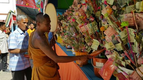 รูปบูชาสี หลวงพ่อกวย วัดโฆสิตาราม รุ่นมหาบารมี 61 (ขนาด 12x16นิ้ว)