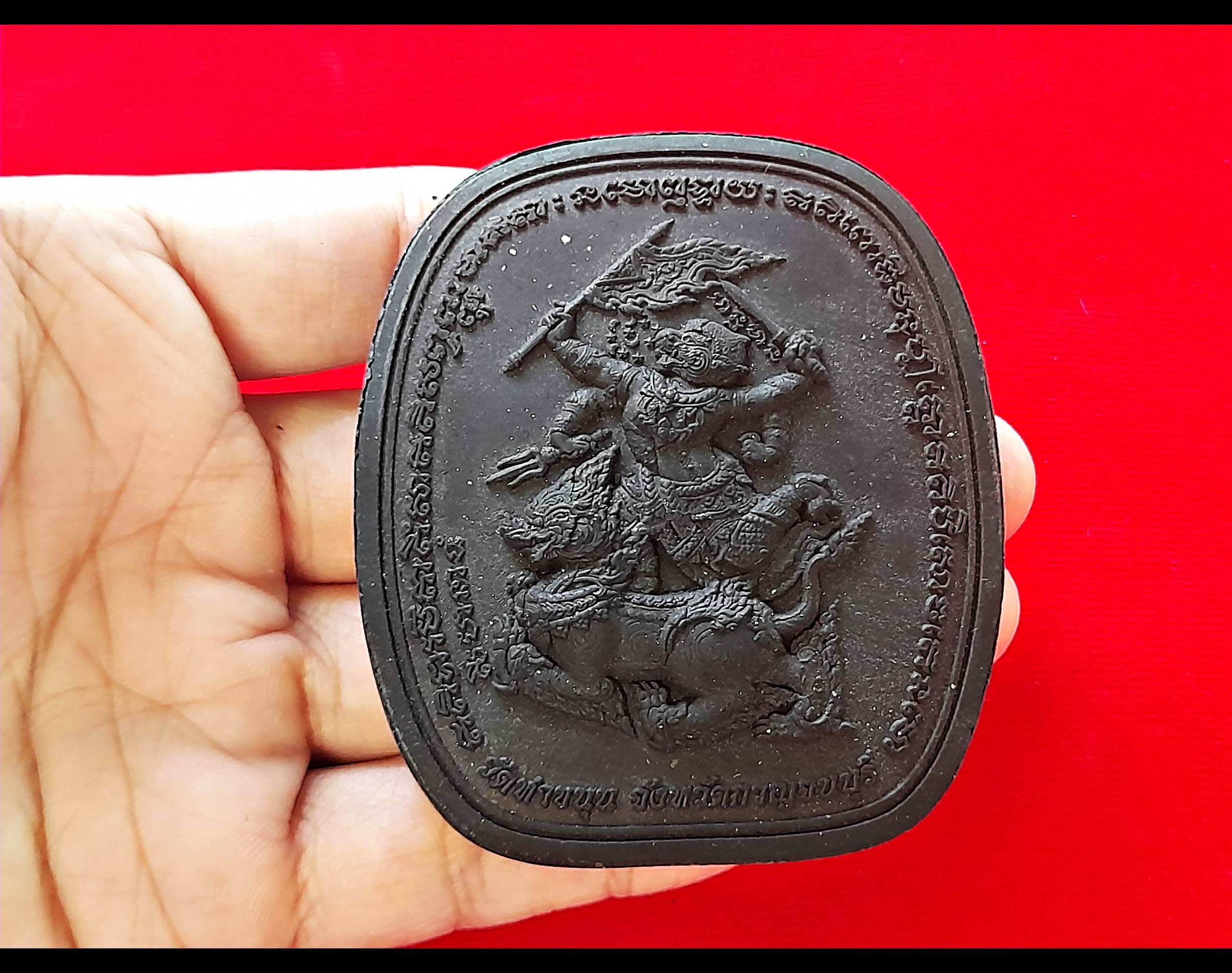 พระยอดขุนพล หลัง หนุมาน สี่กร ขี่สิงห์ #พิมพ์ใหญ่จัมโบ้ #สีดำ เนื้อผงแก่ว่านดินกากกายักษ์ ปี2565 #รับประกันแท้ - หลวงพ่อเล็ก วัดท่าขนุน