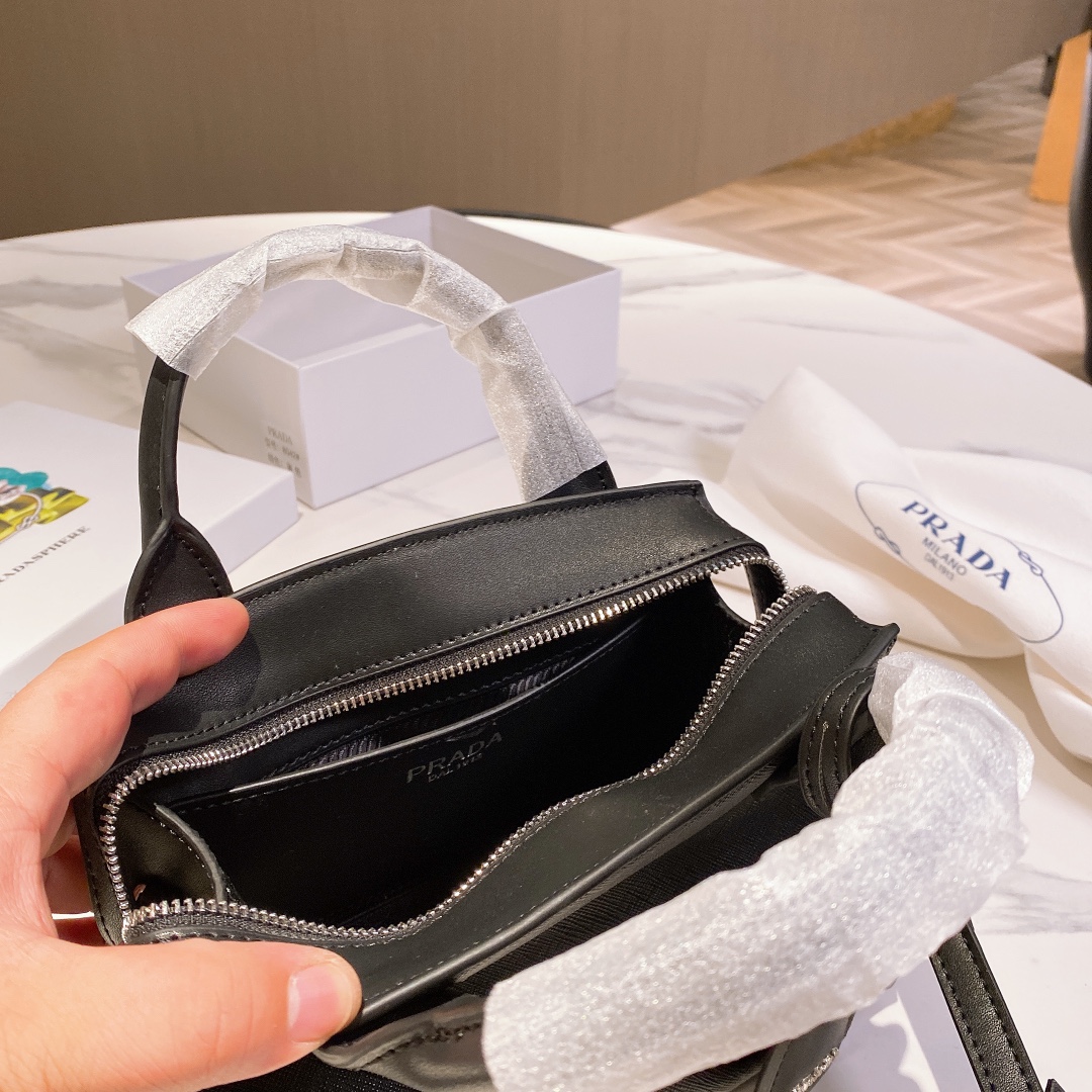 กระเป๋า pd mini crossbody 22 cm