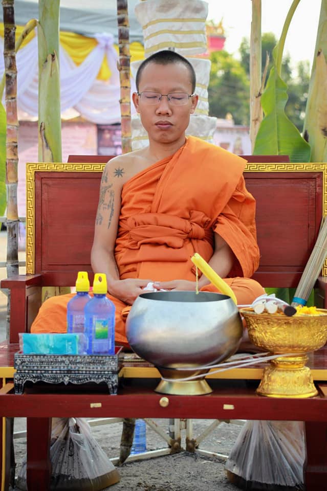 รูปภาพ สี หลวงพ่อกวย วัดโฆสิตาราม(วัดบ้านแค) (ขนาดตั้งบูชา 11x15นิ้ว) พร้อมใส่กรอบ ปี2562 #รับประกันแท้ -- #พิธีดีมากดวงจิตหลวงพ่อกวยมาเสกให้เอง