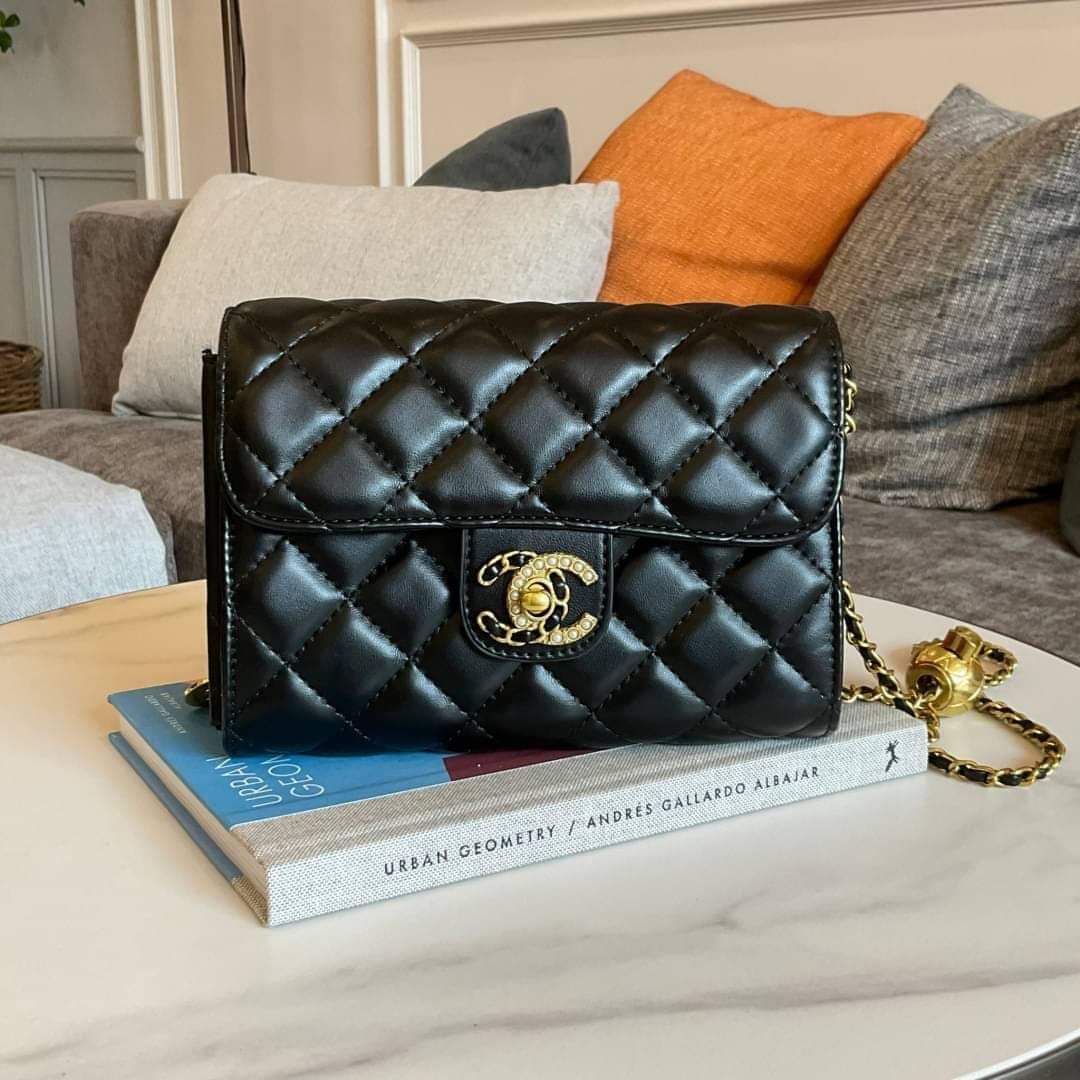 CHANEL WOC VIP GIFT CROSSBODY CHAIN BAG (แอดไลน์ก่อนสั่งซื้อ)