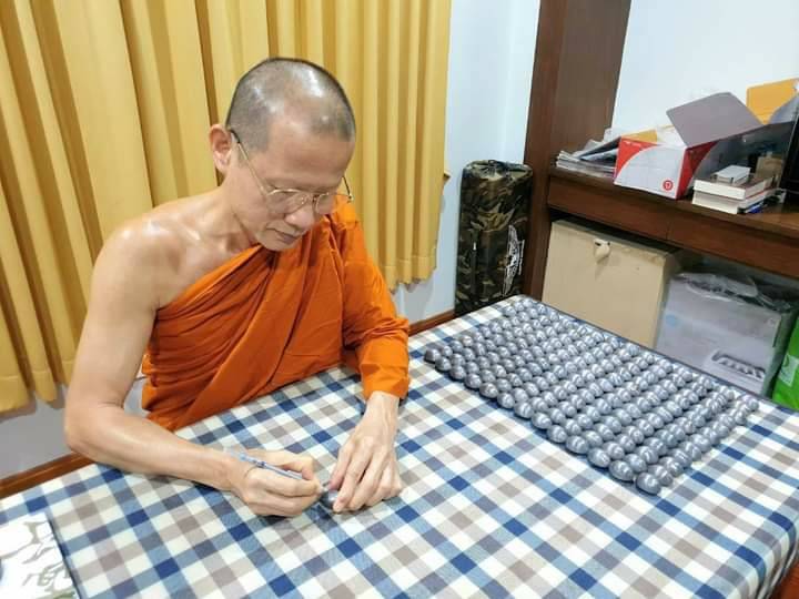 เบี้ยแก้ สารพัดกัน รุ่น2 (หลวงพ่อเล็ก จารยันต์มือ) (เข้ากรรมฐาน3วัน พระพุทธเจ้า 28 พระองค์ เมตตาสงเคราะห์, บรรจุปรอทสำเร็จ, จารมือ, คัดเบี้ย32ซี่) ปี2563 - หลวงพ่อเล็ก วัดท่าขนุน