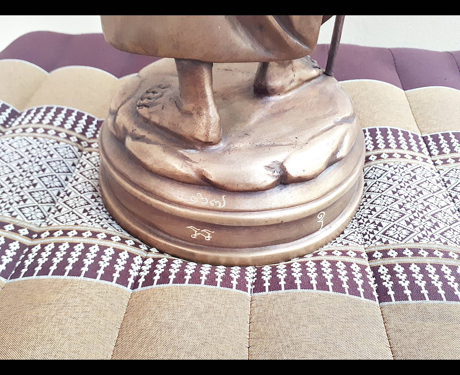 รูปหล่อ หลวงปุ่หมุน วัดบ้านจาน เนื้อโลหะทองเหลือง ยืนถือไม้เท้า พญานาค ขนาดบูชา (องค์ใหญ่ สูง21นิ้ว)