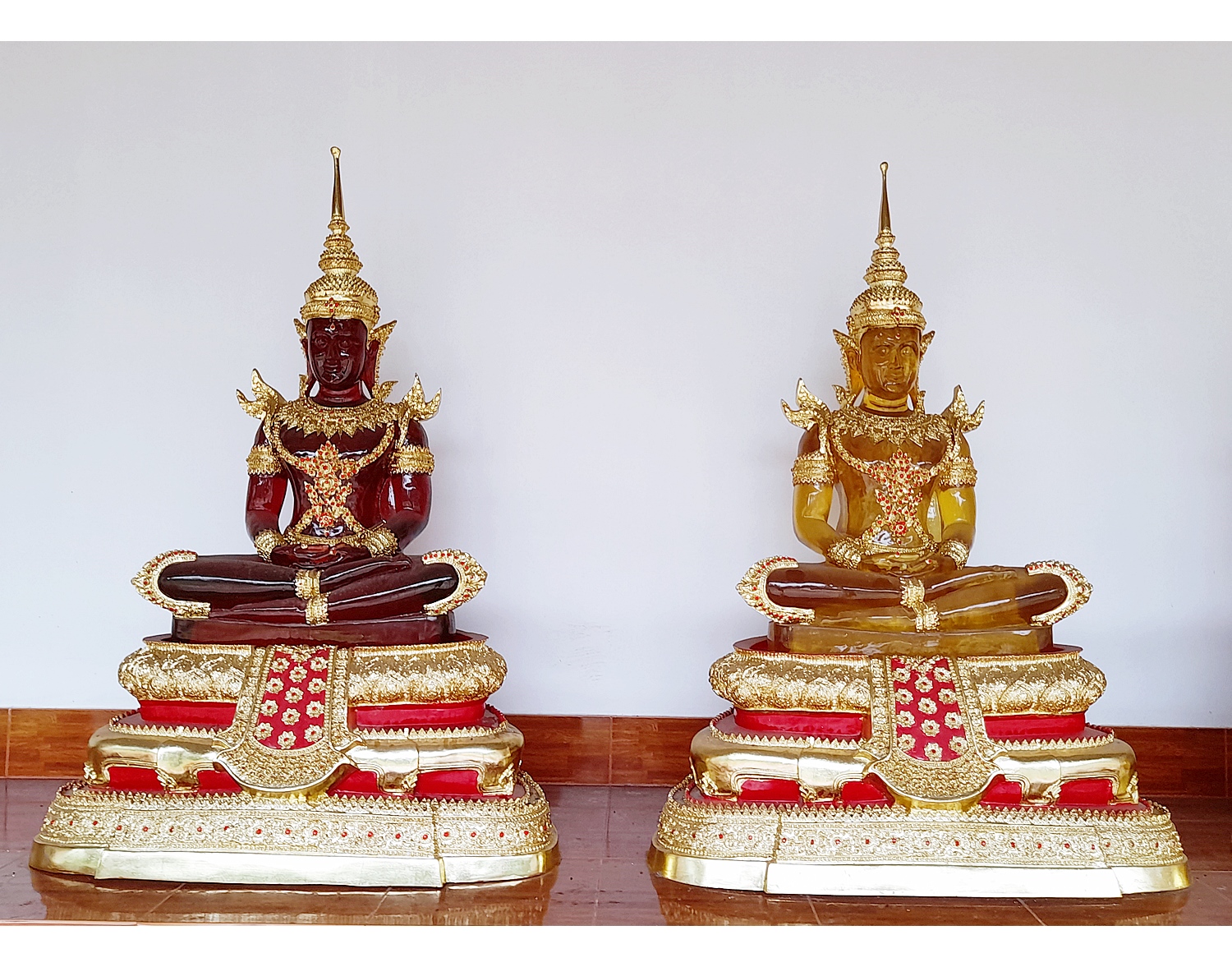 พระแก้วมรกต ปางพระจักรพรรดิ์ สีประจำวันเกิด7สี (ขนาดใหญ่) - (สีแดง สีเหลือง สีชมพู สีเขียว สีส้ม สีฟ้า สีม่วง)