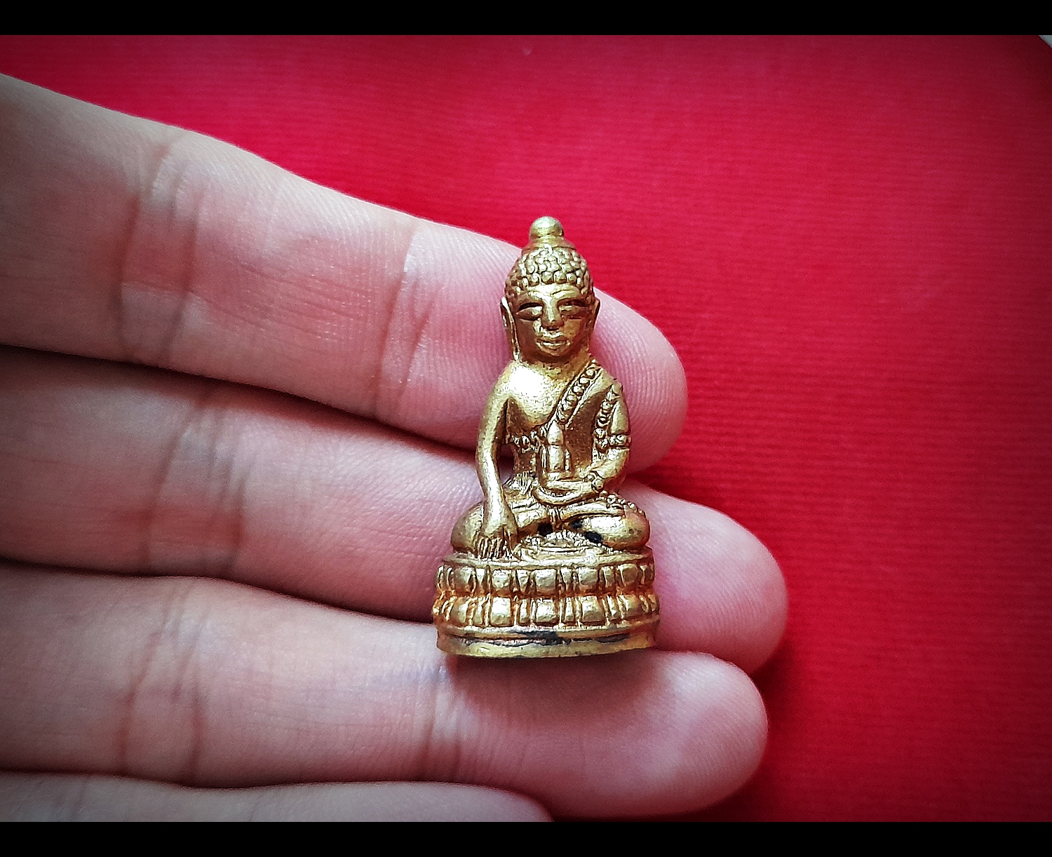 พระกริ่ง จักรพรรดิ์ มนต์พระกาฬ เนื้อสัตตโลหะ ปี2562 (ใต้ฐานบรรจุเส้นเกศา หลวงพ่อกวย วัดโฆสิตาราม ,หลวงพ่อเย็น วัดสระเปรียญ หลวงพ่อปรง วัดธรรมเจดีย์)