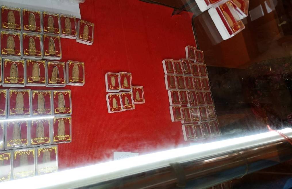 พระลีลา วัดอารีทวีนาราม(วัดหนองอีดุก) เนื้อดิน(พระกรุ กรุแตก) ทัน หลวงพ่อกวย วัดโฆสิตาราม(วัดบ้านแค) ปลุกเสก ปี2515 (#รับประกันแท้)