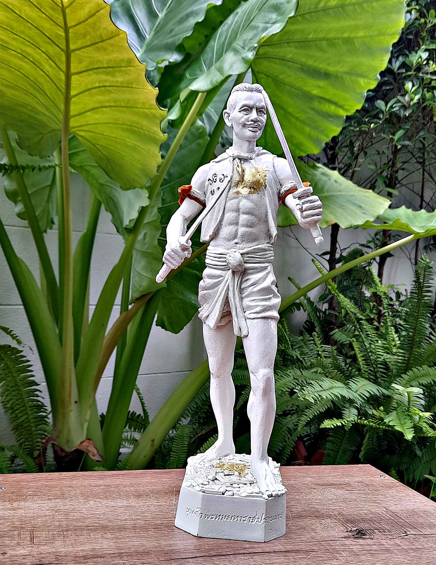 รูปหล่อ หุ่นพยนต์ขุนศึกพรหมมหาราช ปราบมาร (เชิญดวงจิตเทวดา ท่านปู่ขุนศึก ยุค นักรบไทย ของพระเจ้าพรหมมหาราช) เนื้อเรซิ่น สีขาว (ขนาดสูง14นิ้ว ฐาน3x5นิ้ว) (จัดสร้างเพียง99องค์) ปี2559 #รับประกันแท้ - หลวงพ่อหนุน วัดพุทธโมกข์