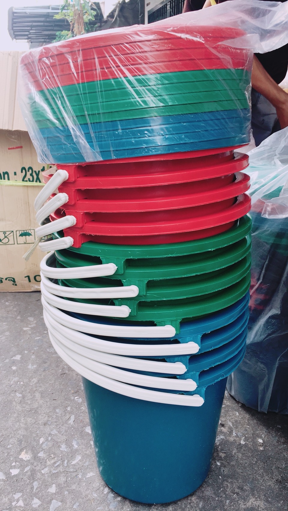P02452 ถังน้ำหูพลาสติก 4.5 แกลอน พร้อมฝา (32*32*29 cm) รุ่นประหยัด ราคาขายส่งต่อ 1 โหล: 12 ใบ:เฉลี่ย 50 บต่อใบ
