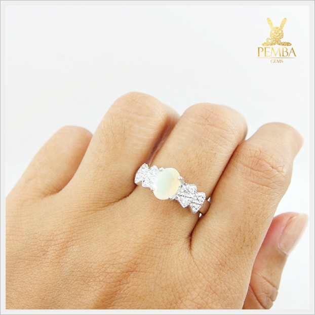 แหวนโอปอลขาว อัญมณีศิลปะสีเหลือบรุ้ง ใส่เพิ่มเสน่ห์ความมั่นใจ แหวนพลอยแท้