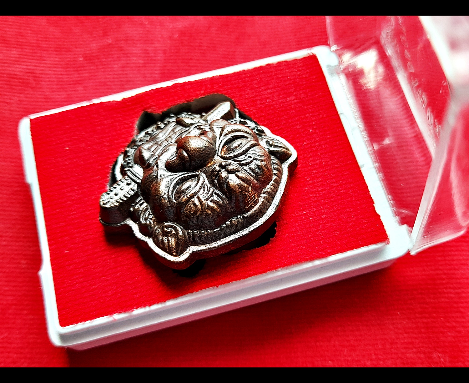 เหรียญ เสือคาบดาบ (พุทธคุณอานุภาพ แก้ฮวงจุ้ย กันชง แก้ชง ได้ทุกปีไม่ว่าจะปีใดก็ตาม) เนื้อนวะโลหะ(มีส่วนผสมของทองคำ) (น้ำหนักประมาณ2บาท) ปี2564 #รับประกันแท้