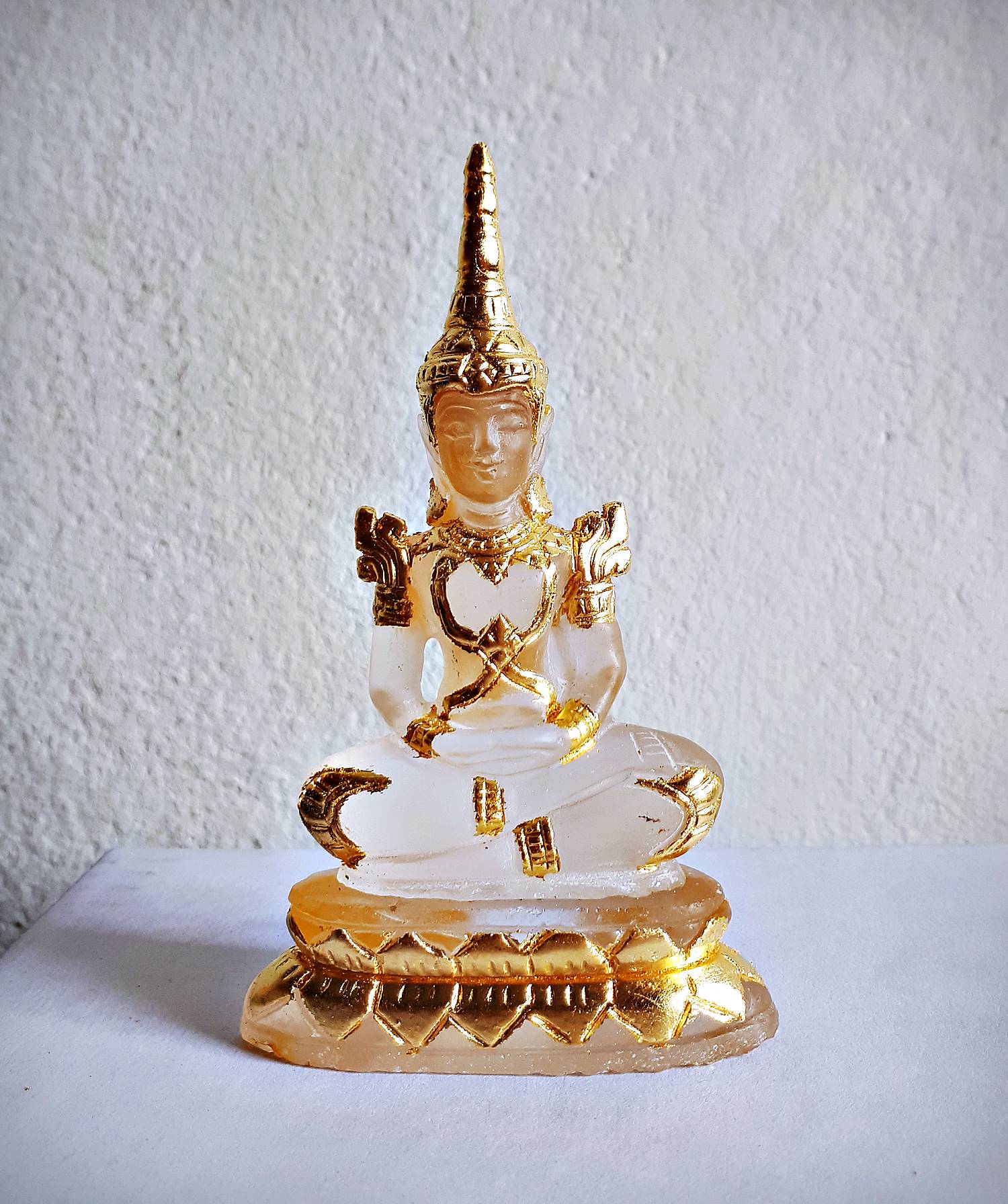 พระแก้วใส ทรงเครื่องพระจักรพรรดิ์ แกะสลักจากแก้วโป่งข่ามแท้ ปิดทอง (Pre-Order งานแกะสลักและปิดทอง งานฝีมือ) (ขายปลีก ขายส่ง) (สูง4.5นิ้ว หน้าตัก2นิ้ว)