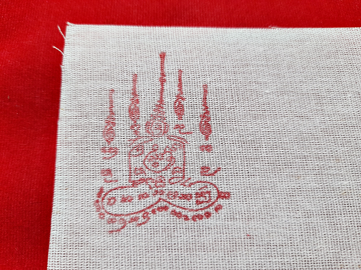 ผ้ายันต์รอยฝ่ามือ (ฝ่ามือพระโพธิสัตว์มังกรฟ้า) (มือขวา ปั๊มขมิ้นสด ไม่อดไม่อยากไปไหนใครก็รักแคล้วคลาด) ปี2553 (#รับประกันแท้) - ครูบากฤษดา วันสันพระเจ้าแดง(วัดป่ายาง) จ.ลำพูน