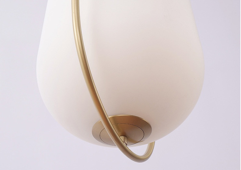 โคมไฟแขวนเพดานสไตล์โมเดิร์นโป๊ะแก้วทรงวงรีสีขาวขุ่นโครงสีทอง [GB-9770]