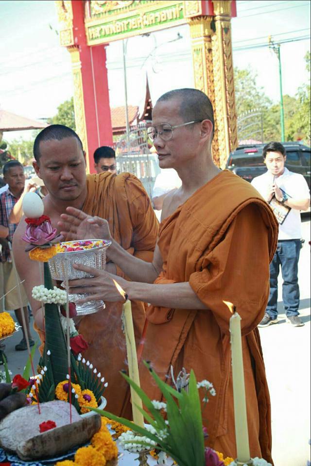 พระสมเด็จหลวงพ่อโตในวิหาร เนื้อผงชนวนมวลสารเก่าหลวงพ่อกวย รุ่นแรงครู ปี2560 หลวงพ่อกวย วัดโฆสิตาราม(วัดบ้านแค) จ.ชัยนาท ปี2563 - (ขนาด 5x7นิ้ว จีวรส้ม ด้านหน้ายันต์ครู ยันต์นะปัดตลอด ด้านหลังยันต์มงกุฎพระพุทธเจ้าหนุนดวง) ปี2563 #ปลุกเสกที่วัดโฆสิตาราม #รั