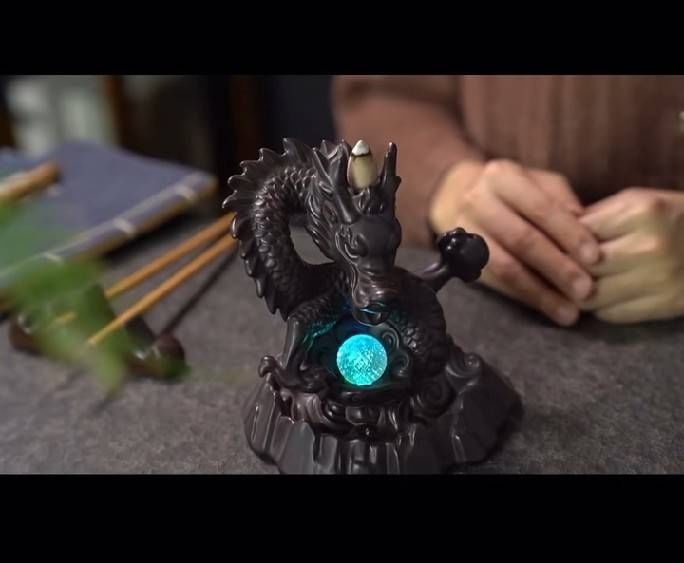 ที่วางกำยาน มังกร (กำยานบนหัวมังกร ธูปปักที่มือมังกร) (ขนาด ฐาน 13.8cm*14.5cm) (วัสดุเซรามิก มีไฟled ไฟเปลี่ยนสีไปตามจังหวะ)