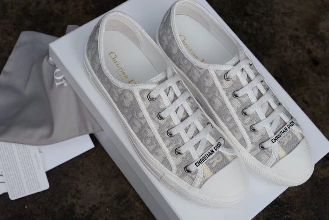 รองเท้า dio sneaker สอบถามไซส์ได้ค่ะสต็อคของเปลี่ยนตลอด