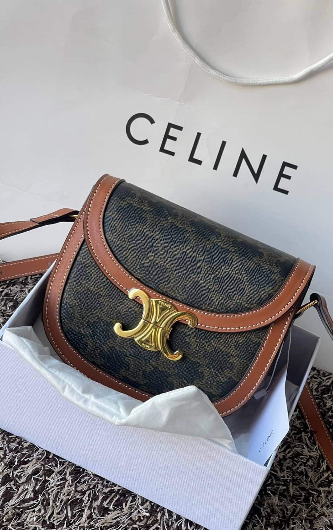 CELINE TEEN BESACE TRIOMPHE IN SHINY (แอดไลน์ก่อนสั่งซื้อ)
