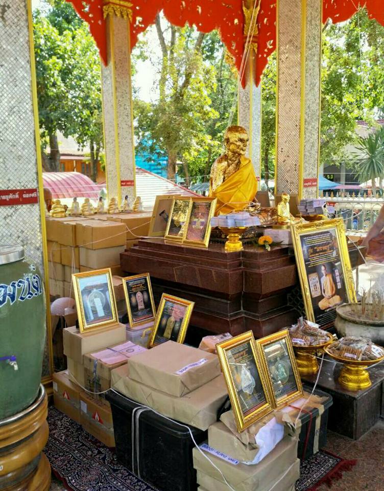 พระสมเด็จหลวงพ่อโตในวิหาร เนื้อผงชนวนมวลสารเก่าหลวงพ่อกวย รุ่นแรงครู ปี2560 หลวงพ่อกวย วัดโฆสิตาราม(วัดบ้านแค) จ.ชัยนาท ปี2563 - (ขนาด 5x7นิ้ว จีวรส้ม ด้านหน้ายันต์ครู ยันต์นะปัดตลอด ด้านหลังยันต์มงกุฎพระพุทธเจ้าหนุนดวง) ปี2563 #ปลุกเสกที่วัดโฆสิตาราม #รั