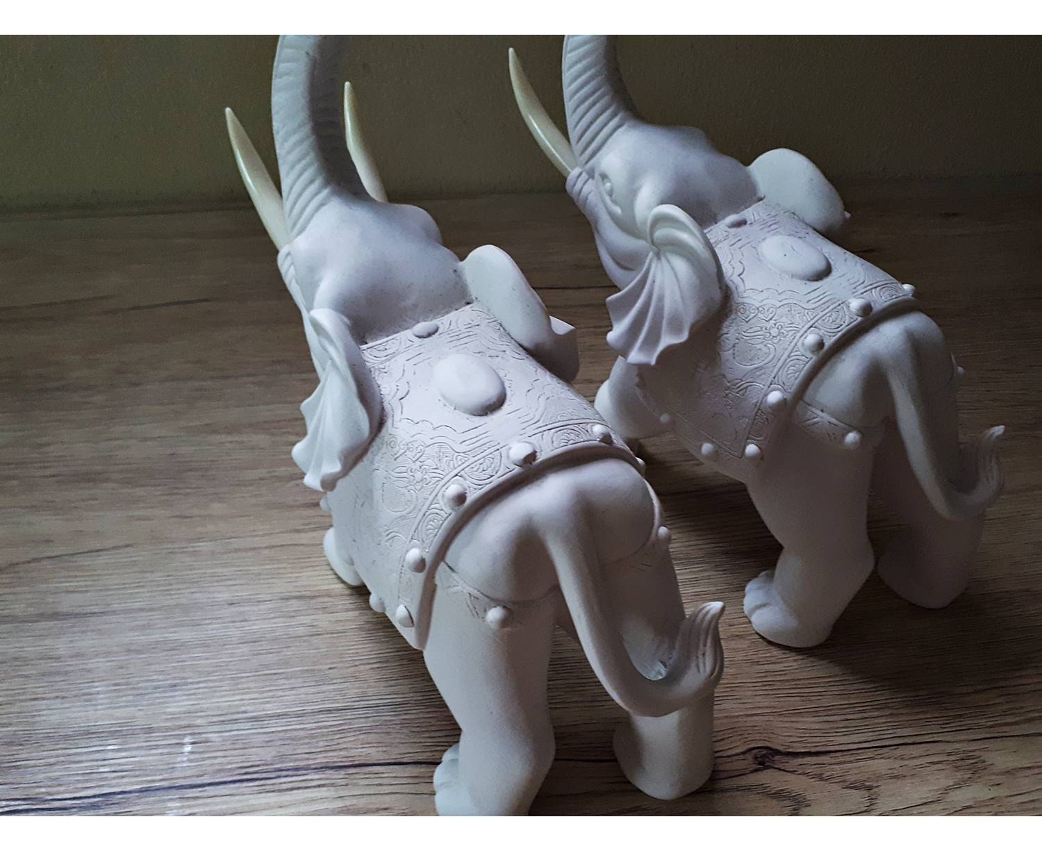 รูปปั้น ช้าง คู่ เนื้อเรซิ่น สีขาว สีงา (งาถอดได้) - (กว้าง8-10นิ้ว สูง6.5-10.5นิ้ว ลึก4นิ้ว) (ขายปลีก ขายส่ง)