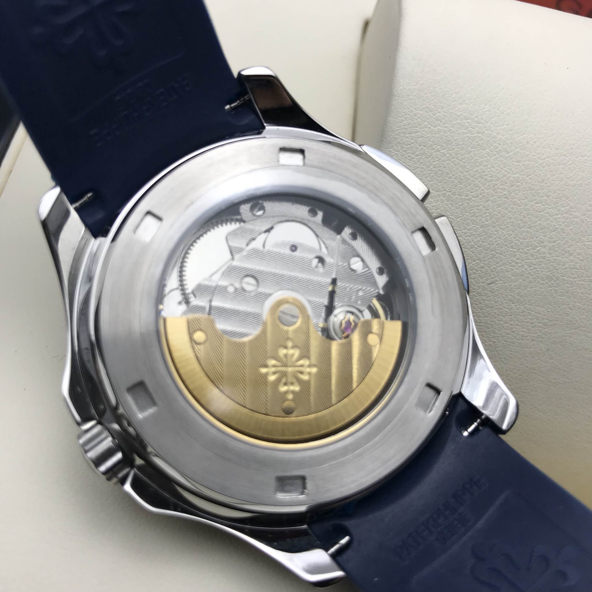 นาฬิกา Patek Philippe Aquanaut Travel Time Reference 5164R หน้านํ้าเงินขอบเงินสายนํ้าเงิน