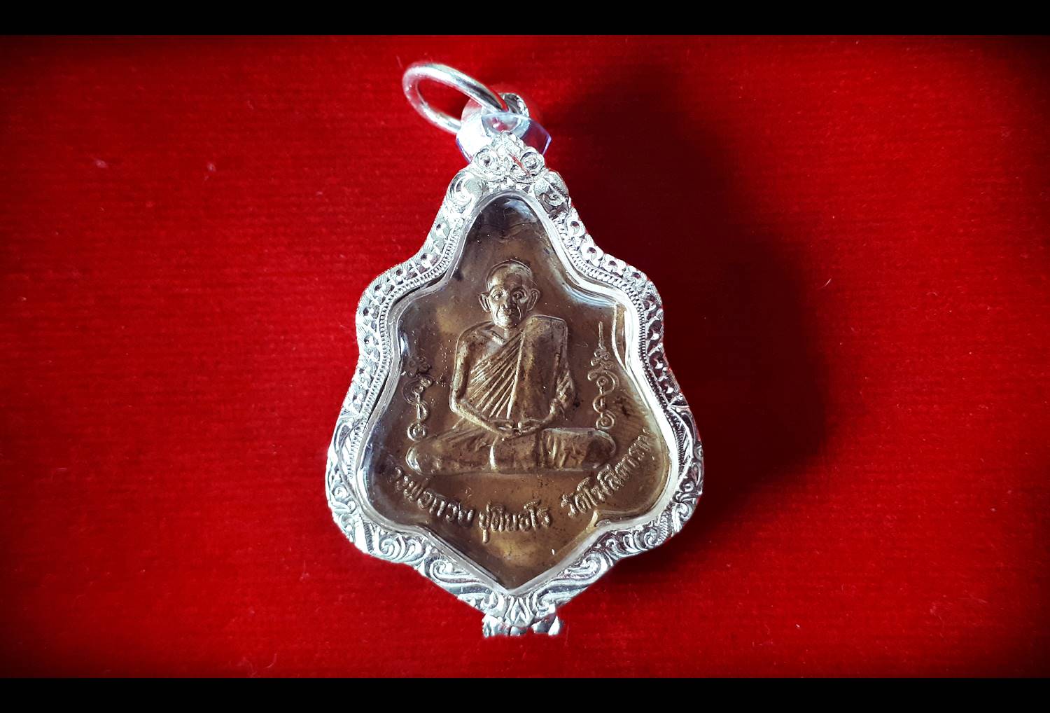 ตลับพระ ทรงโลห์ เนื้อเงินแท้90% (ใส่เหรียญหลวงพ่อกวย) (แกะสลัก ลายหัวสิงห์ ลายกนก)