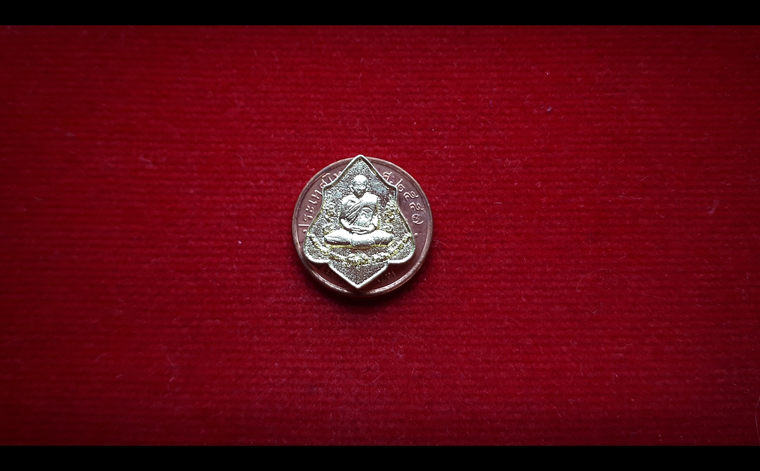 เหรียญ (เม็ดแตงจิ๋ว) หัวแหวน ทรงโล่ หลวงพ่อกวย วัดโฆสิตาราม (วัดบ้านแค) หลังยันต์ครู เนื้อทองชนวนทองทิพย์