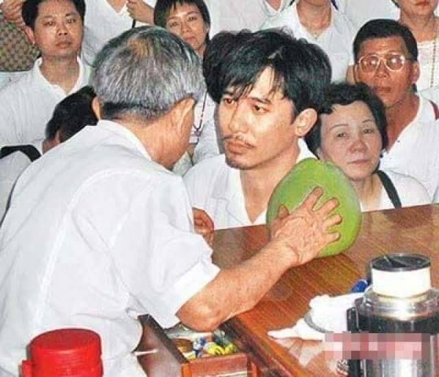 รูปภาพ (พกพาห้อยคอ) หลวงปู่มังกรขาว (อาจารย์กิมน้ำ) ศรีราชา จ.ชลบุรี #รับประกันแท้และทัน