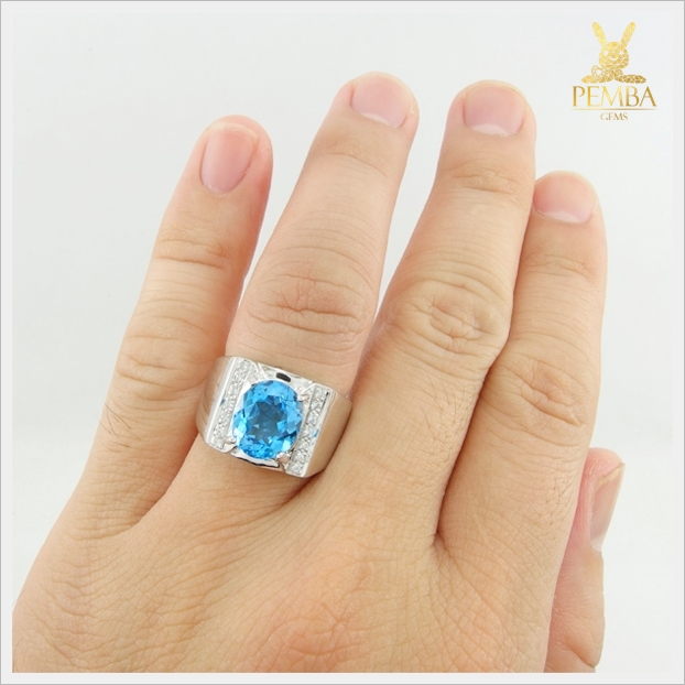 แหวนสวิสบลูโทแพซแท้ สีฟ้าใสไฟดี ดีไซส์เรียบๆ อย่างมีสไตล์