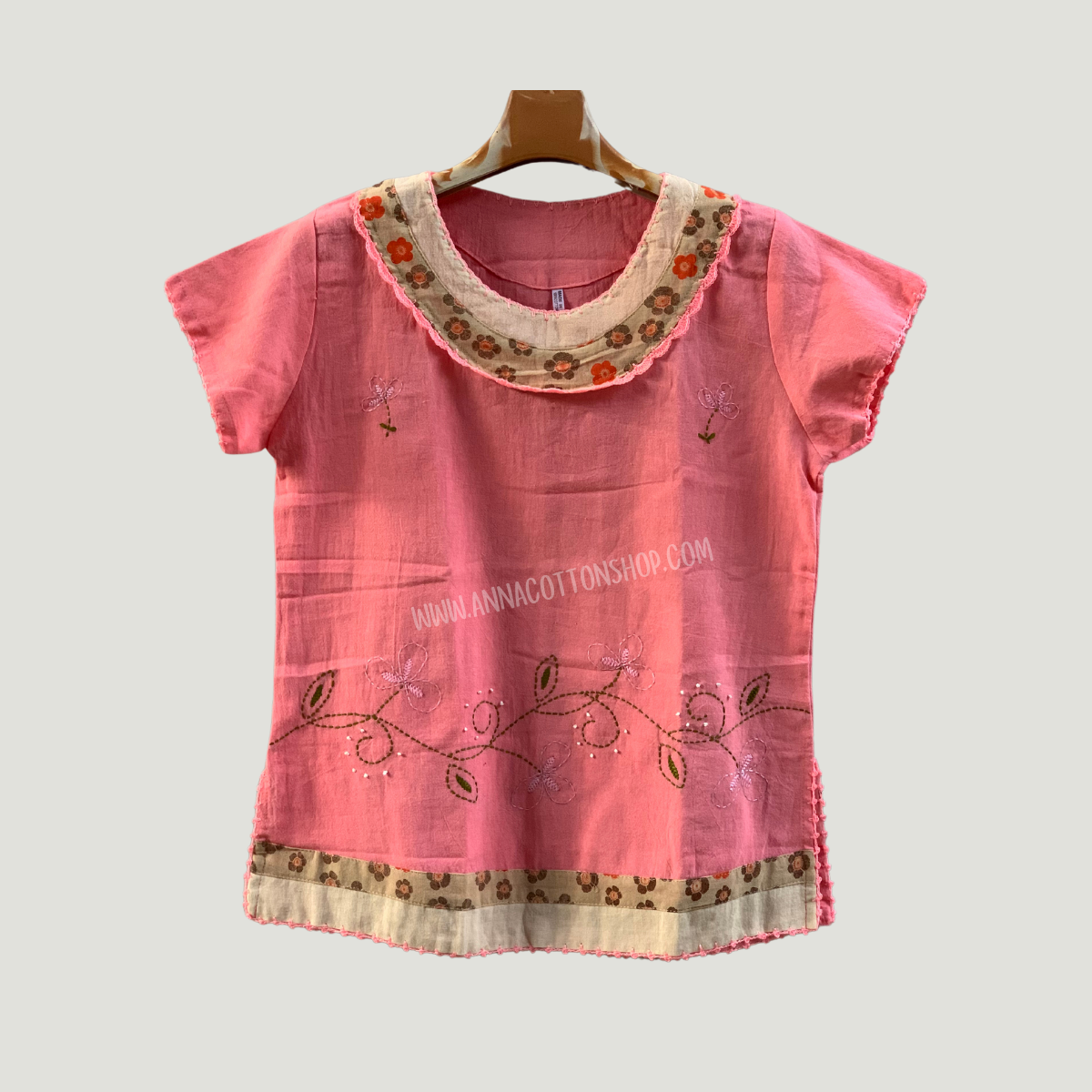 เสื้อผ้าเมืองสาลู คอปาดลายถัก แต่งผ้าพิมพ์ลาย พร้อมงานปักลายโดนเด่น มีสันหลายสีให้เลือกใช้ ใส่แล้วไม่ร้อน มีขนาด 38" 42"