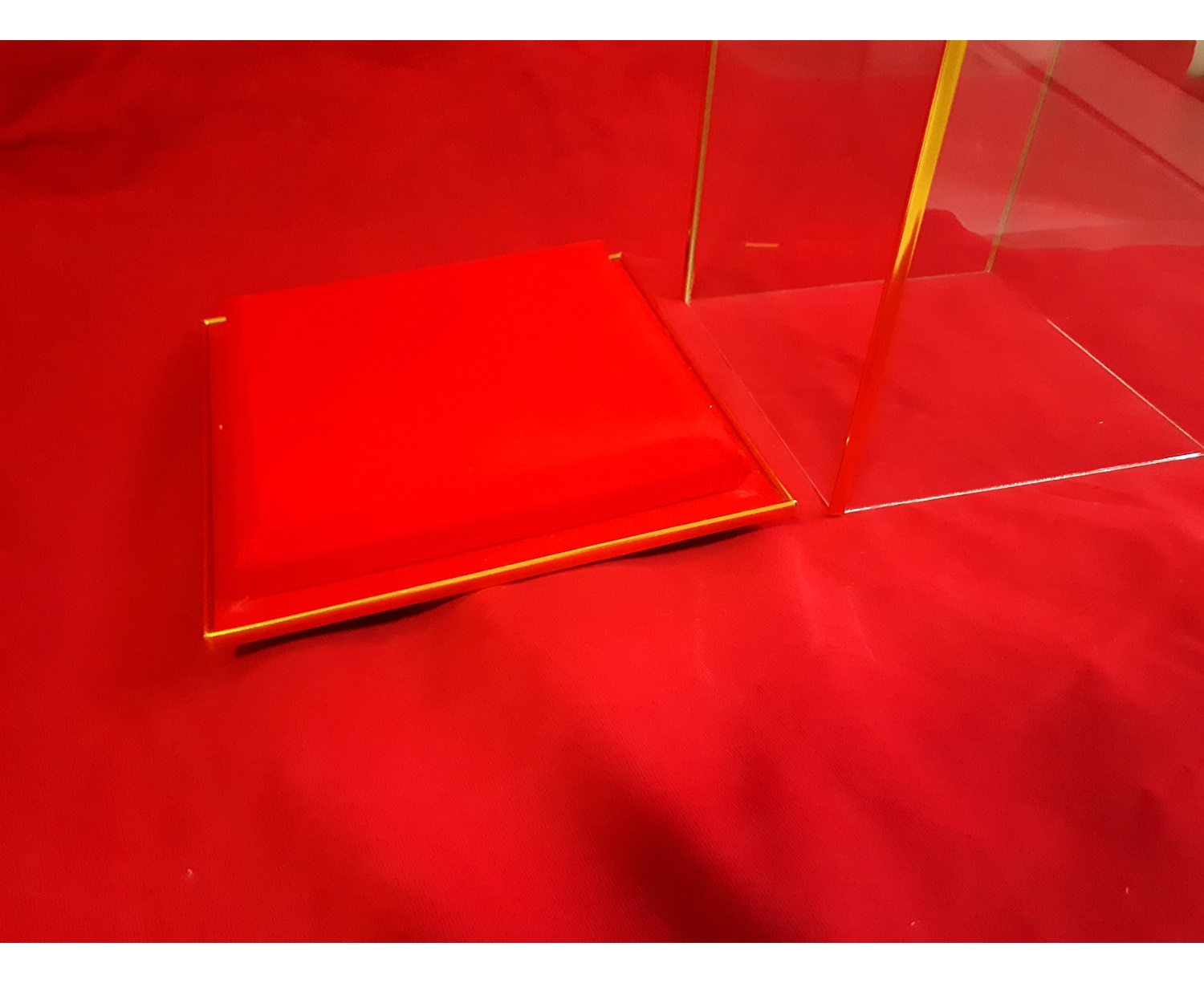 ตู้ครอบแก้วกระจก ทรงสี่เหลี่ยม ครอบใส่ พระพุทธรูป วัตถุมงคล หน้าตัก5นิ้ว (ราคา ขายปลีก ขายส่ง)