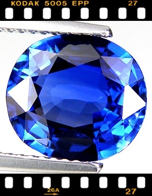 BLUE SAPPHIRE HEATED รูปไข่ เผาธรรมชาติ หนัก4.11กะรัต ขนาด9.5x10.6x4.6มิล สีสวย ไม่ติดดำ ไฟเต็มเม็ด สะอาดเกือบ100% เจียระไนสวย รูปร่างดี จาก ซีลอน