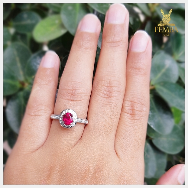 แหวนทับทิมแท้ สีแดงสดสวยงาม ล้อมเพชรCZ ดีไซน์สุดเก๋ แหวนพลอยแท้