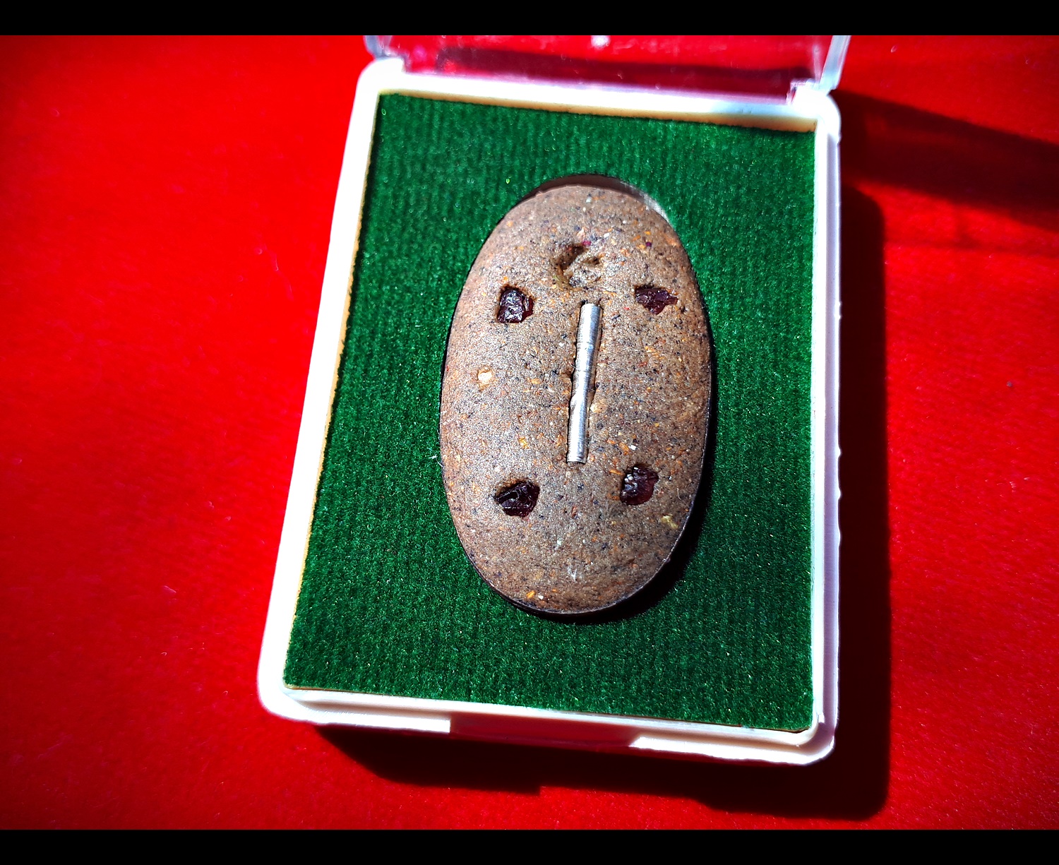 ล๊อกเก็ต เซียนแปะ ถือกระบี่และแส้ ฉากสีเหลือง ด้านหลังอุดผงฟ้าประทานพร ฝังตะกรุด รุ่นฟ้าประกาศิต ปี2560 #รับประกันแท้ - หลวงพี่เก่ง วัดท่าเสา