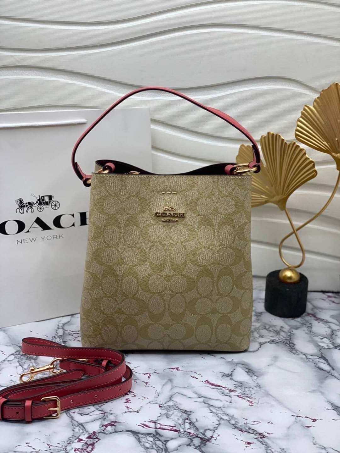 Coach TOWN BUCKET BAG IN SIGNATURE CANVAS IM/LIGHT KHAKI/ PINK (แอดไลน์ก่อนสั่งซื้อ)