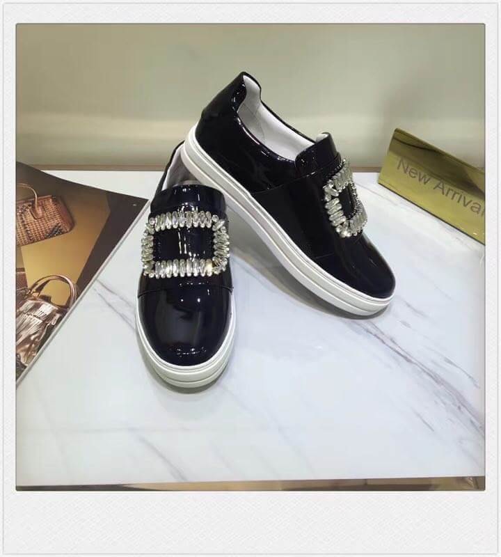 พร้อมส่ง รองเท้า rv sneakers สีเงิน ขาว ดำ แบบอั้ม พัชราภา สอบถามไซส์ได้ค่ะสต็อคของเปลี่ยนตลอด